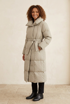 Lange Steppjacke mit Gürtel – Helles Taupe